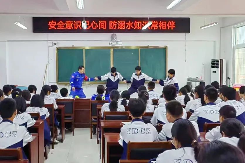 近日,南阳市镇平县司法局联合多部门到县玉都初级中学开展"法援护苗"