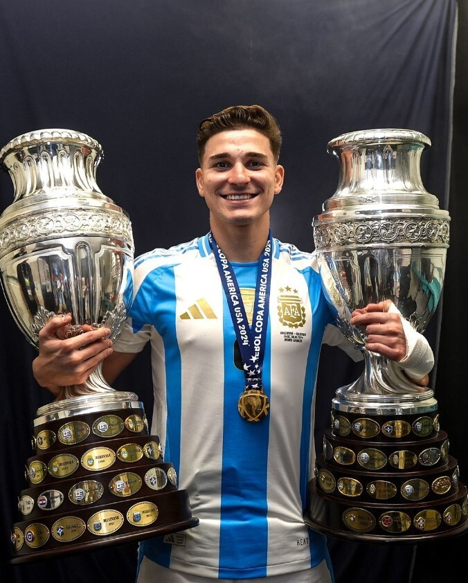 大赢家,阿尔瓦雷斯晒手捧两座奖杯照片:美洲杯双冠王