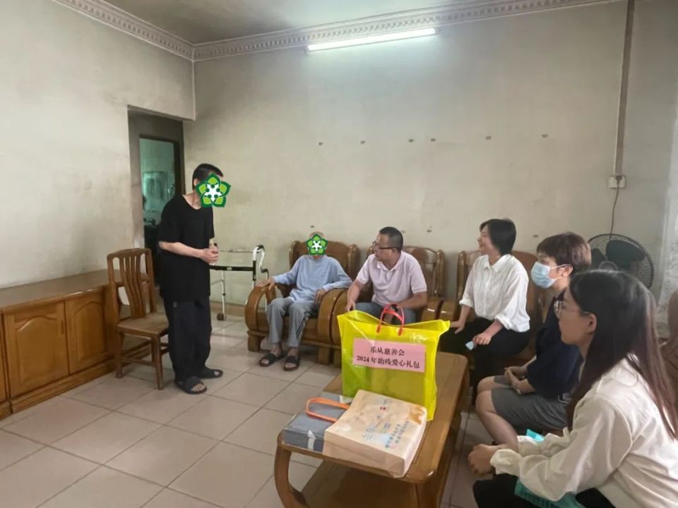 乐从镇副镇长,乐从慈善会理事长罗湘君带队,乐从镇残联理事长刘宇陪同