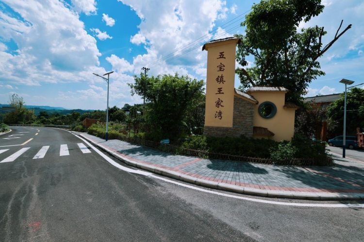 五宝镇国际生态运动城建设服务岗负责人石强,宣传统战岗负责人赵乾