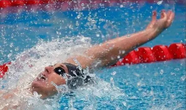 游泳技巧 | 仰泳姿势技巧要诀，仰泳水下动作分解_腾讯新闻