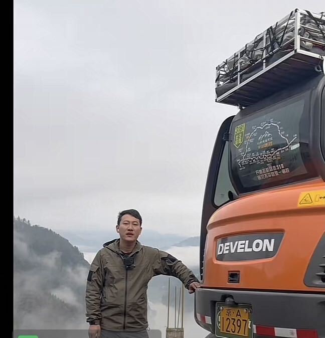 【奔流·对话】31岁安徽小伙开着挖机去拉萨:想来一