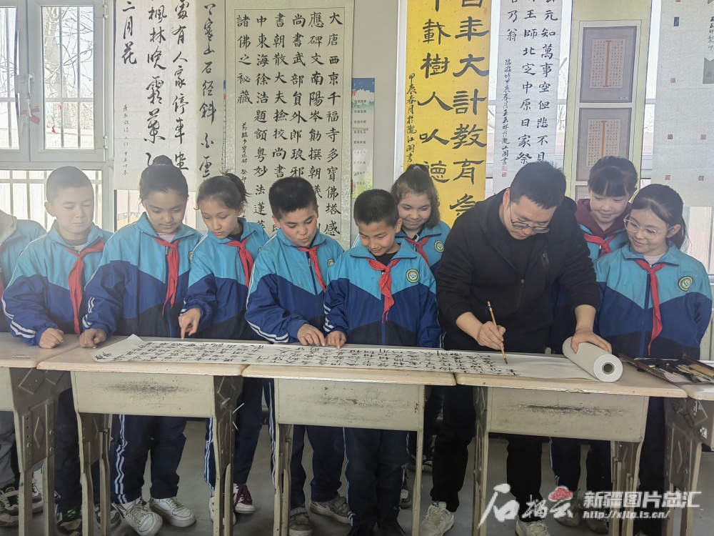 王玉祥是库木艾日克小学校长,五年级道德与法治课教师,也是学校书法