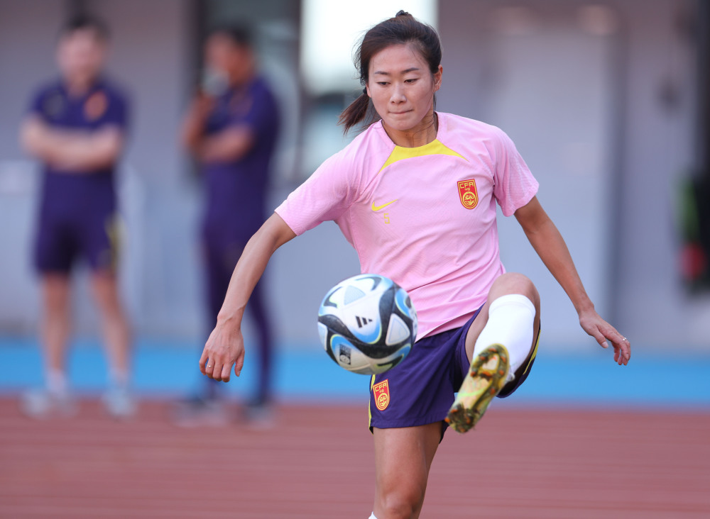珍惜世界杯的每一分钟专访中国女足队员吴海燕窦加星
