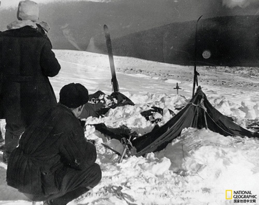 1959年2月26日,苏联的调查人员正在检查探险队留在迪亚特洛夫山口的