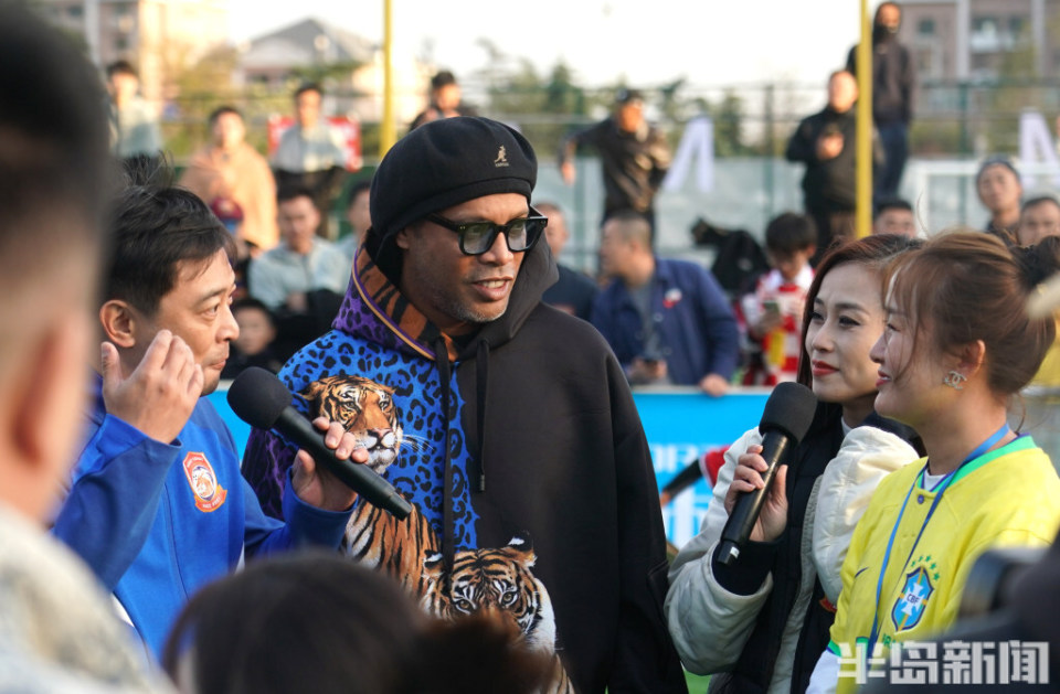 天冷难挡球迷热情足球精灵小罗现身岛城