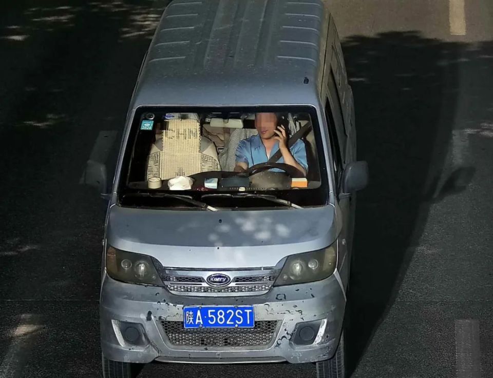 西安交警曝光一批开车打电话抓拍