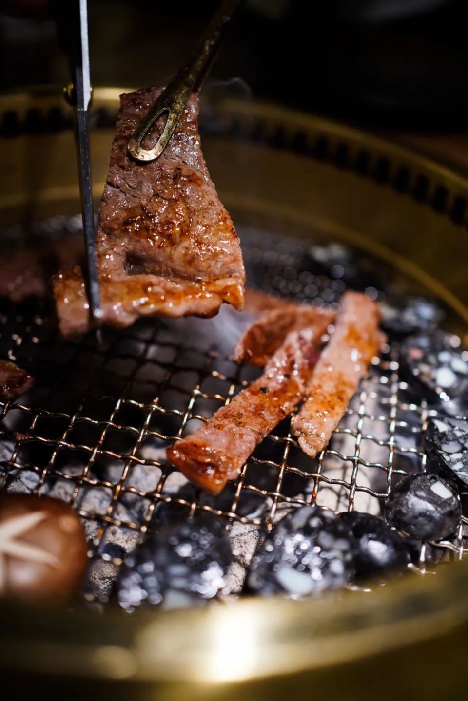 终于找到一个追剧美味!滨江大火的烤肉店,用牛排神仙部位低温熟成