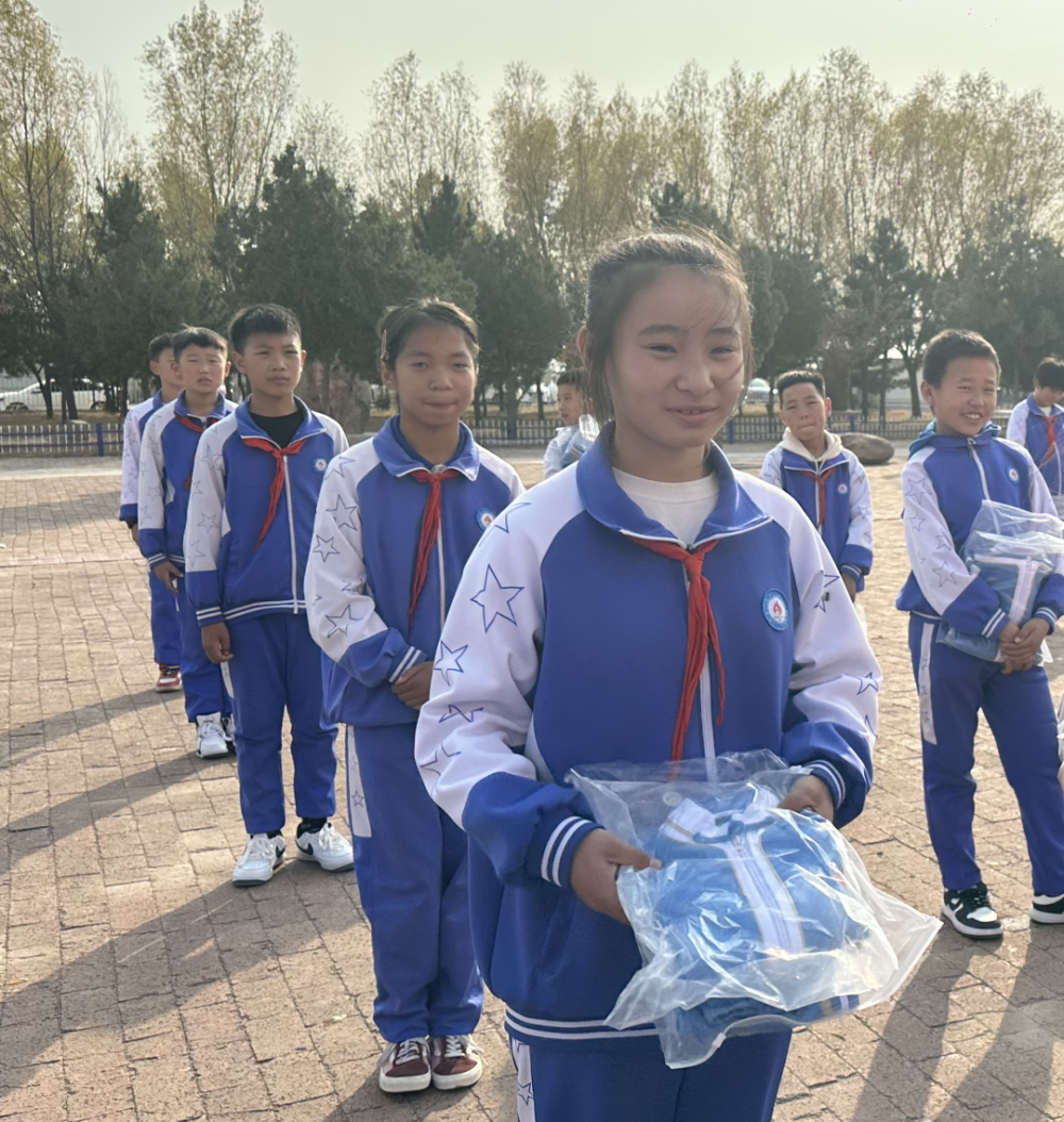【石榴花开向未来 捐赠校服暖童心】内蒙古青少年发展基金会向通辽市