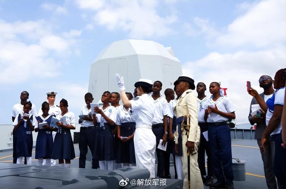 围观!中国海军护航官兵与尼日利亚儿童一起过六一