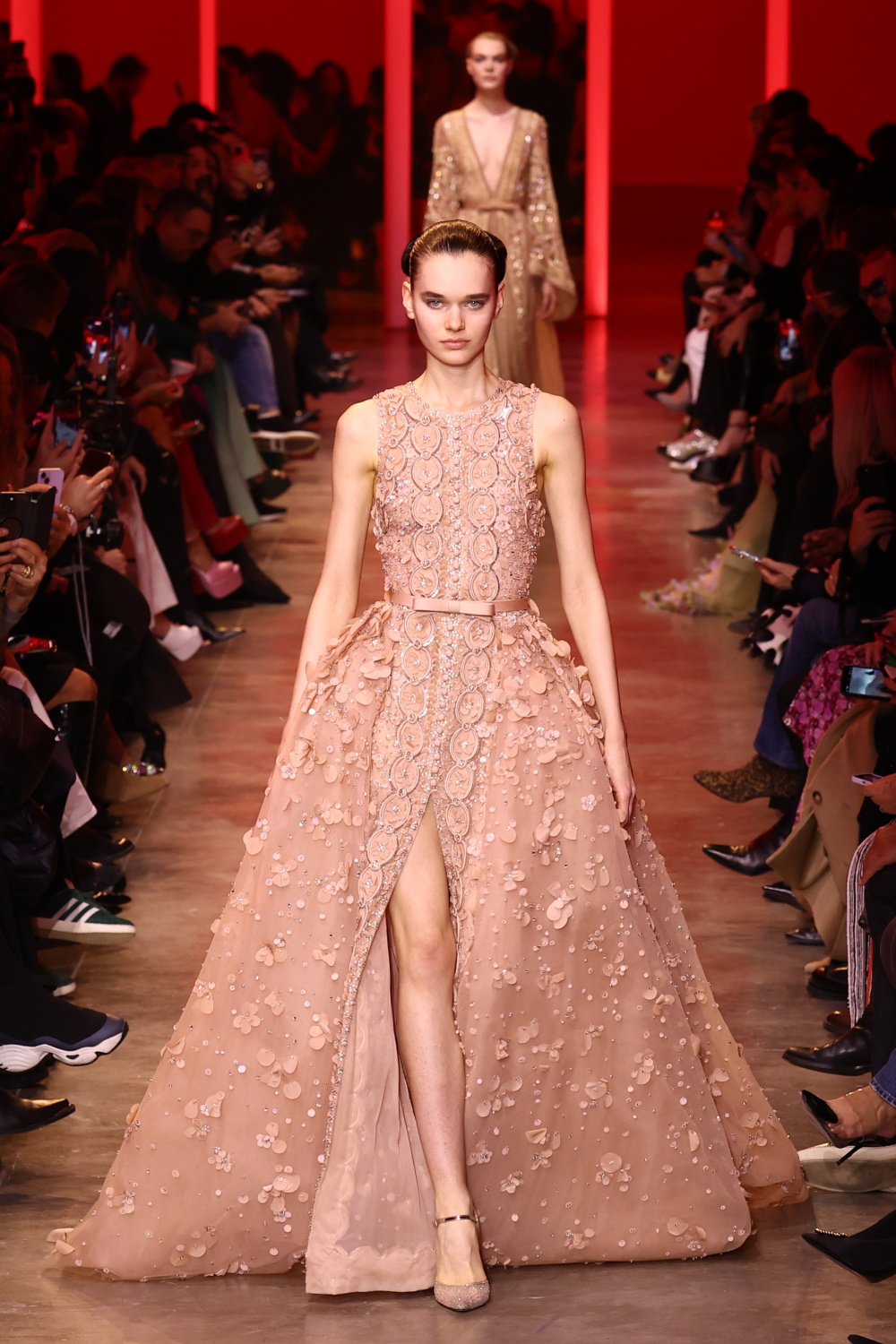 新华社/欧新1月24日,模特在法国巴黎高级定制周上