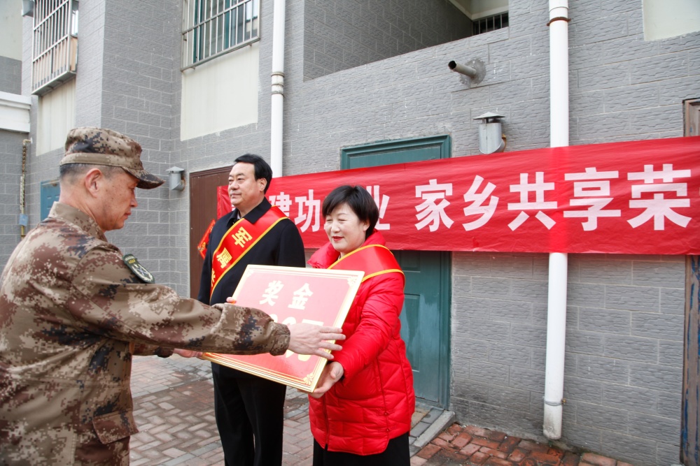 海军西沙水警区战士与军旗合影，震撼人心