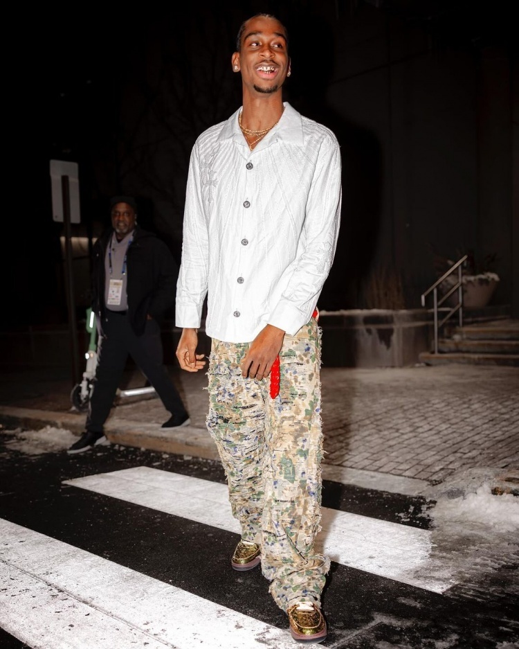 亚历山大全明星周末穿搭 白衣点缀五彩斑斓的v