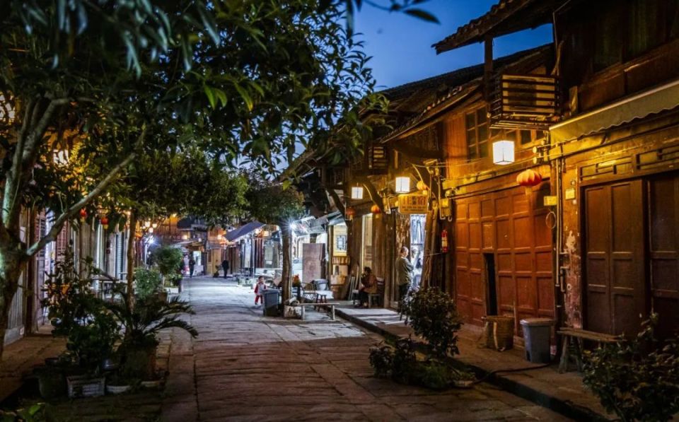 体验古镇的最好方法,是沿着凹凸不平的石板路上自由穿行,和房前的大妈