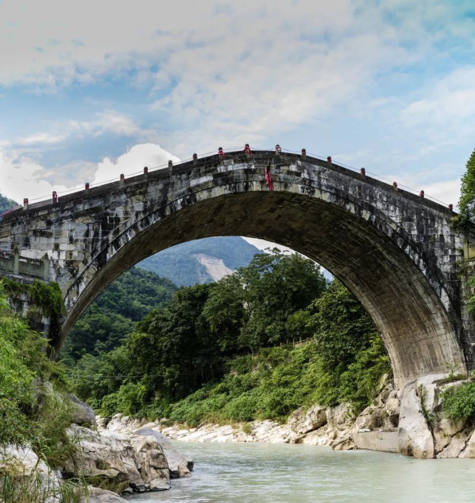 雎水镇太平桥太平桥当地人又叫作雎水大拱桥,坐落在虎头岩下,横跨于雎