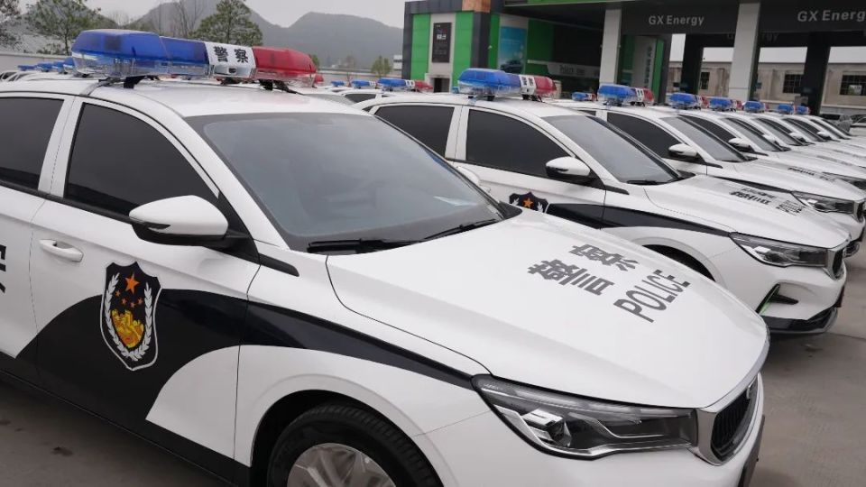 50辆新警车统一发车,投入到一线执法巡逻工作中,开启了护航贵阳交通的