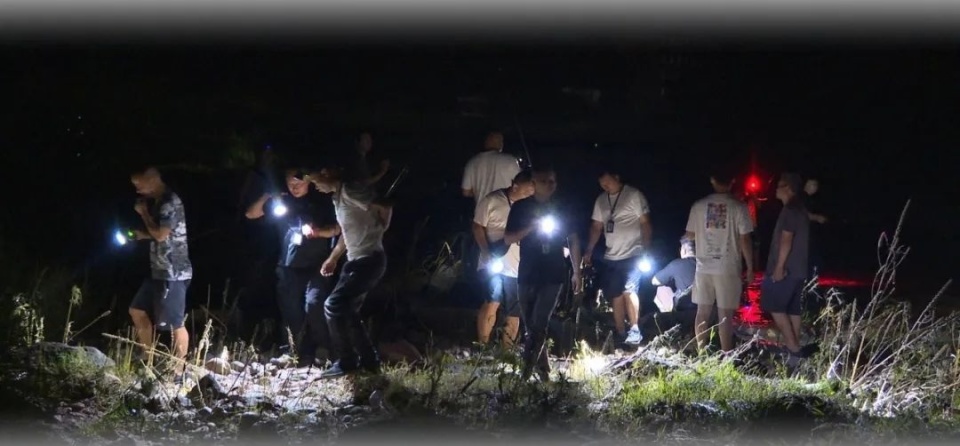 凌晨 0 点乐山江边现 “排队奇观”！几十人排成排，只为……