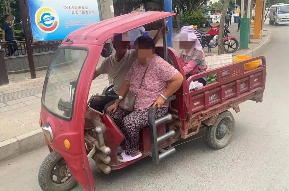 违法曝光|三轮车不是"万能车"  莫图便利忘安全!