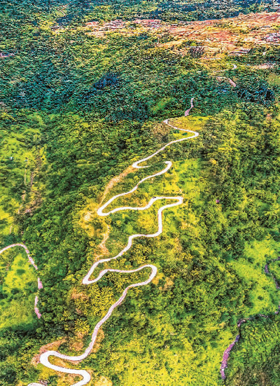 山路弯弯连山乡(侨乡新貌)