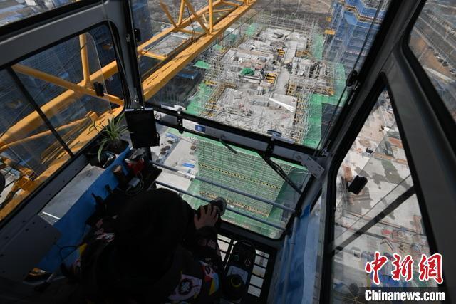 塔吊姐妹花贡献城建她力量