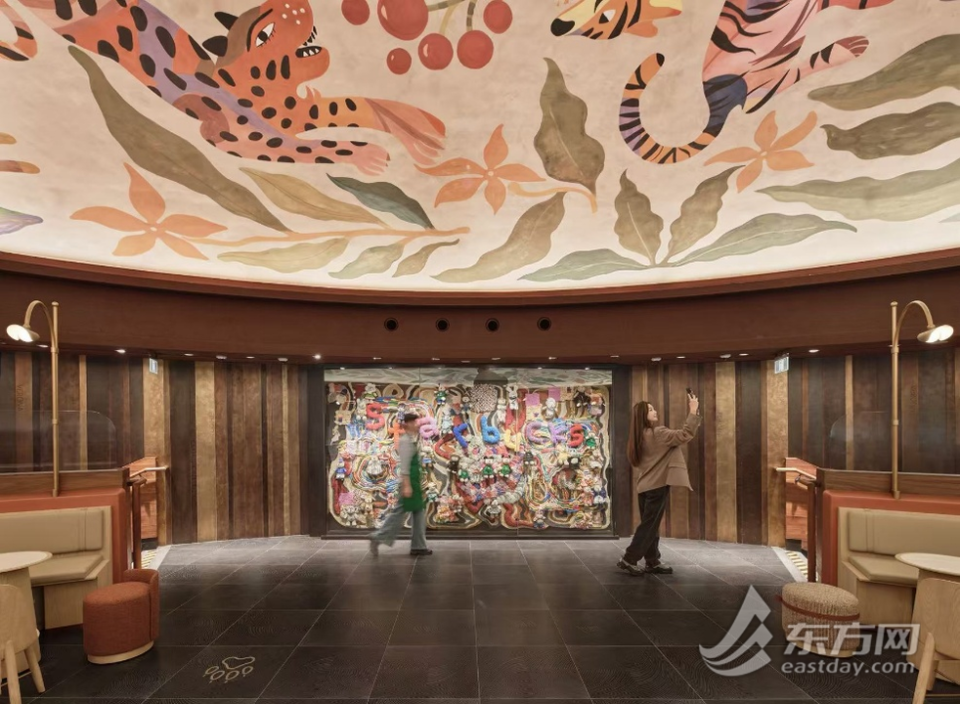 深化在地联结 星巴克迪士尼小镇店焕新回归 “奇妙驿站”解锁童话咖啡新体验_腾讯新闻