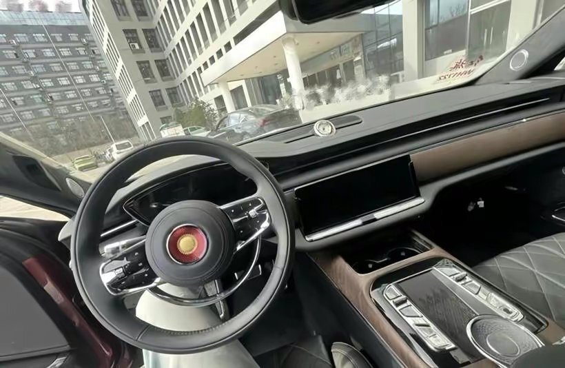 全新家族化设计红旗全新车型谍照曝光