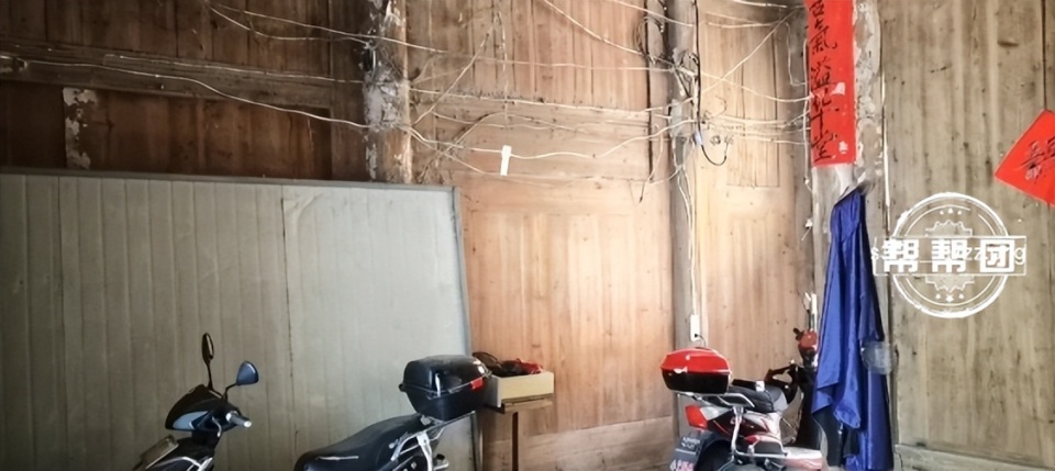 此外,记者注意到,有的民房周边还搭着一个简易车棚,顶棚用了大量木质