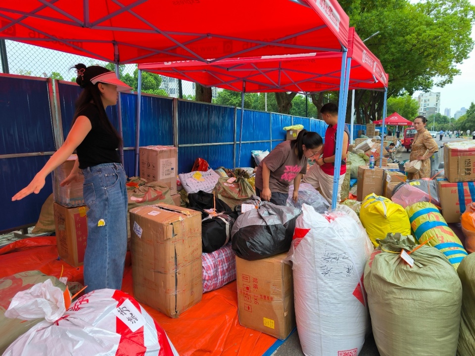 “人还未至，行李先到”，开学前有高校驿站每日到3万个包裹，以大件行李和日用品为主_腾讯新闻