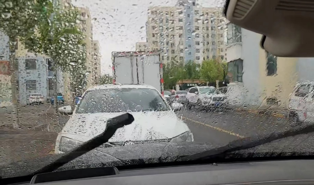 下雨天开车图片