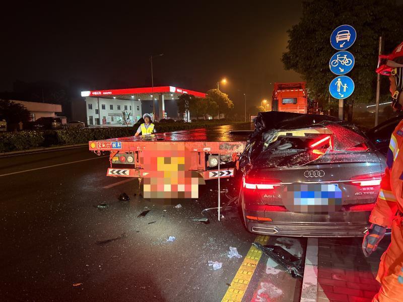 到达现场后发现,一辆奥迪轿车追尾一辆停于辅道上的重型半挂车.