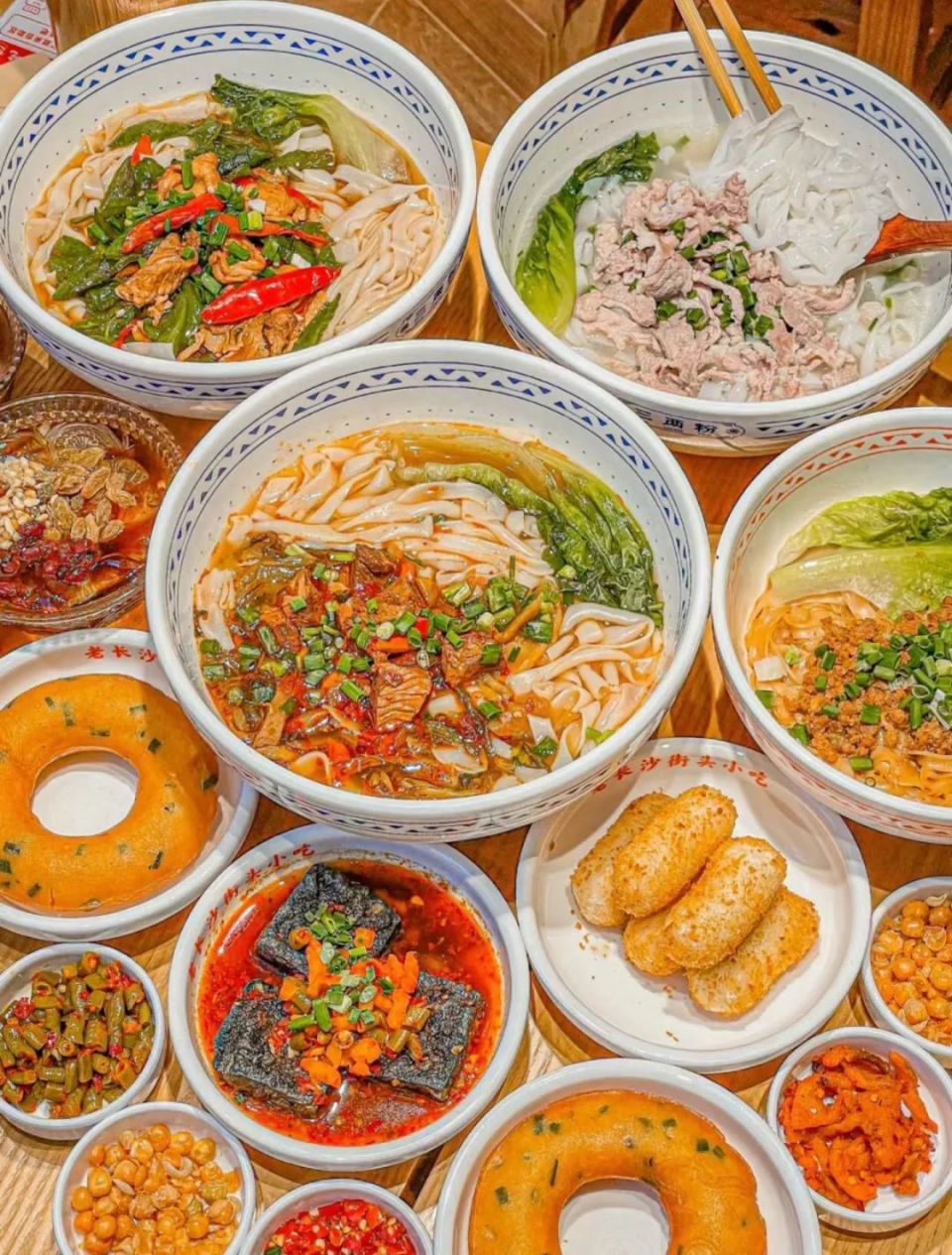 长沙各类特色米粉长沙土著们讲究轻挑重挑又或重盖轻盖.