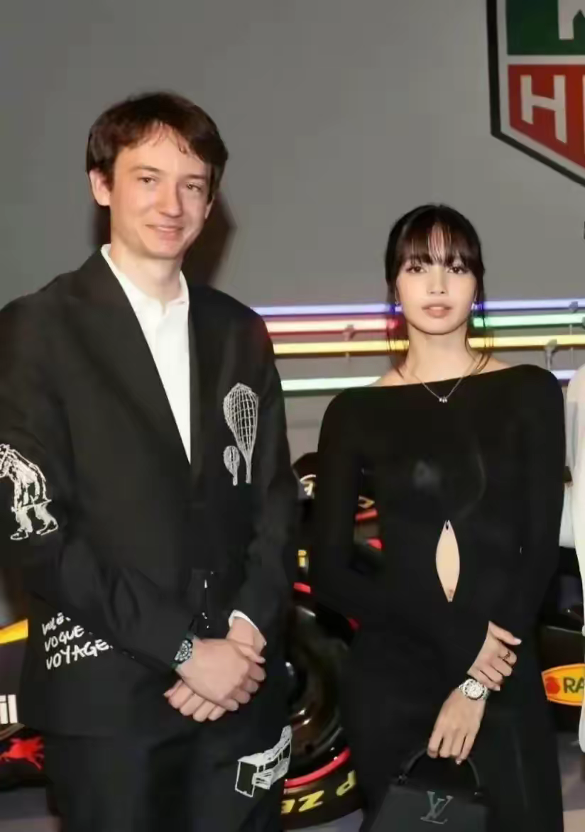 偶遇lisa泰国吃火锅,素颜现身大口吃肉很开心,给助理夹菜没架子