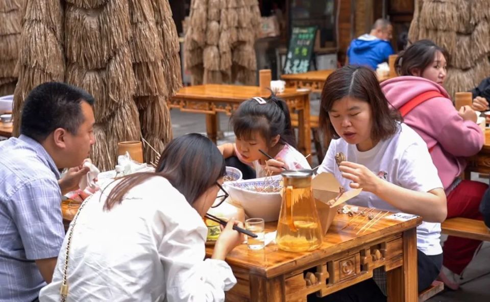 峨眉山市于今年年初对马路桥美食街,东门小吃街和光辉桥好吃街进行了