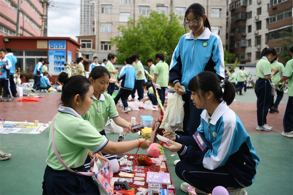 承德双桥区:开展爱心义卖 筹集善款助困