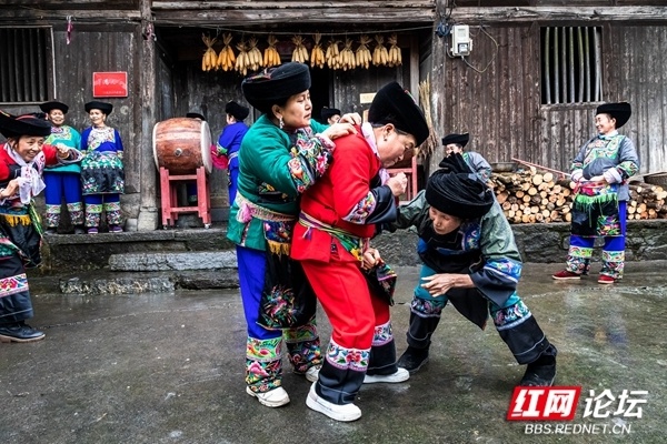 摄影:邓国强▲图说:湖南省湘西土家族苗族自治州凤凰县的苗族村寨