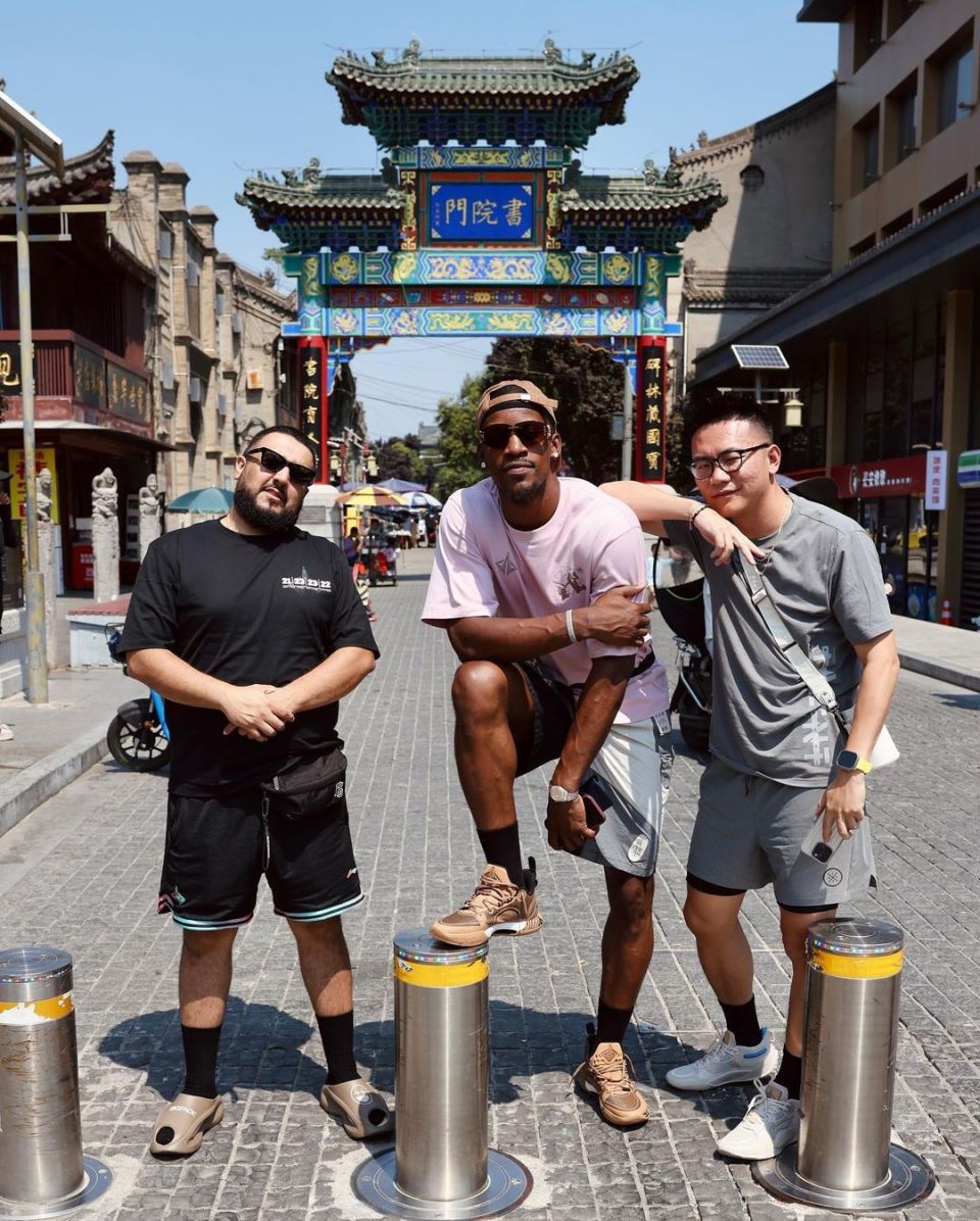 巴特勒中国行西安站:头戴斗笠敲锣打鼓 全场粉丝高呼mvp