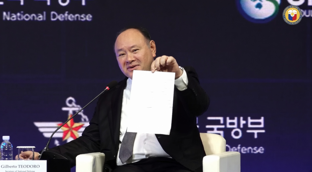 作秀！菲防长在首尔借一张纸条大做文章，当众挑衅中国