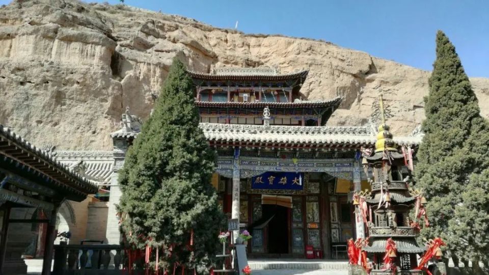 "石空寺原有大佛洞,卧佛洞,观音洞,灵光洞,龙王洞等石窟,石窟前的石壁