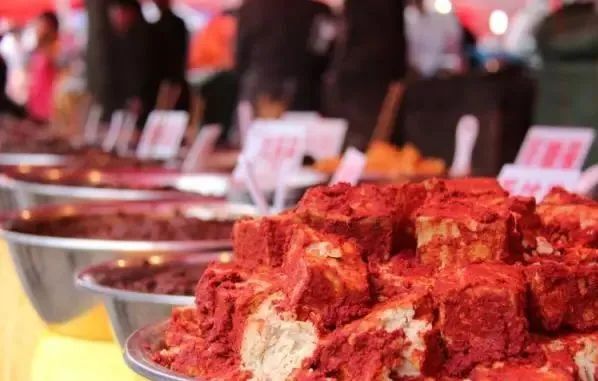 "民以食为天",大理的三月街上必然少不了地道的特产小吃,烧饵块,黄焖