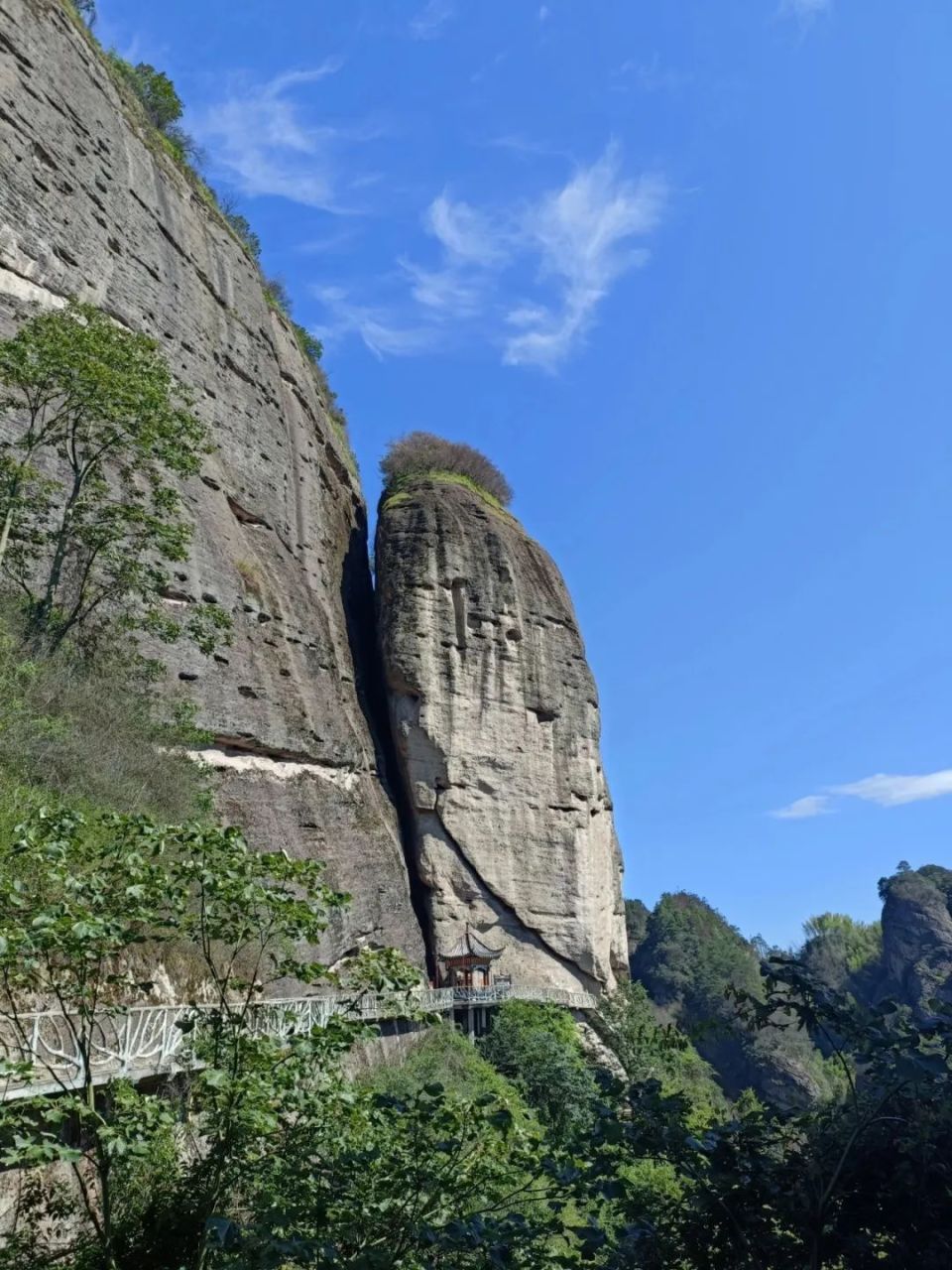 进入景区首先映入眼帘的是林家寨,寨旁有两座非常漂亮的峡谷,情人谷和