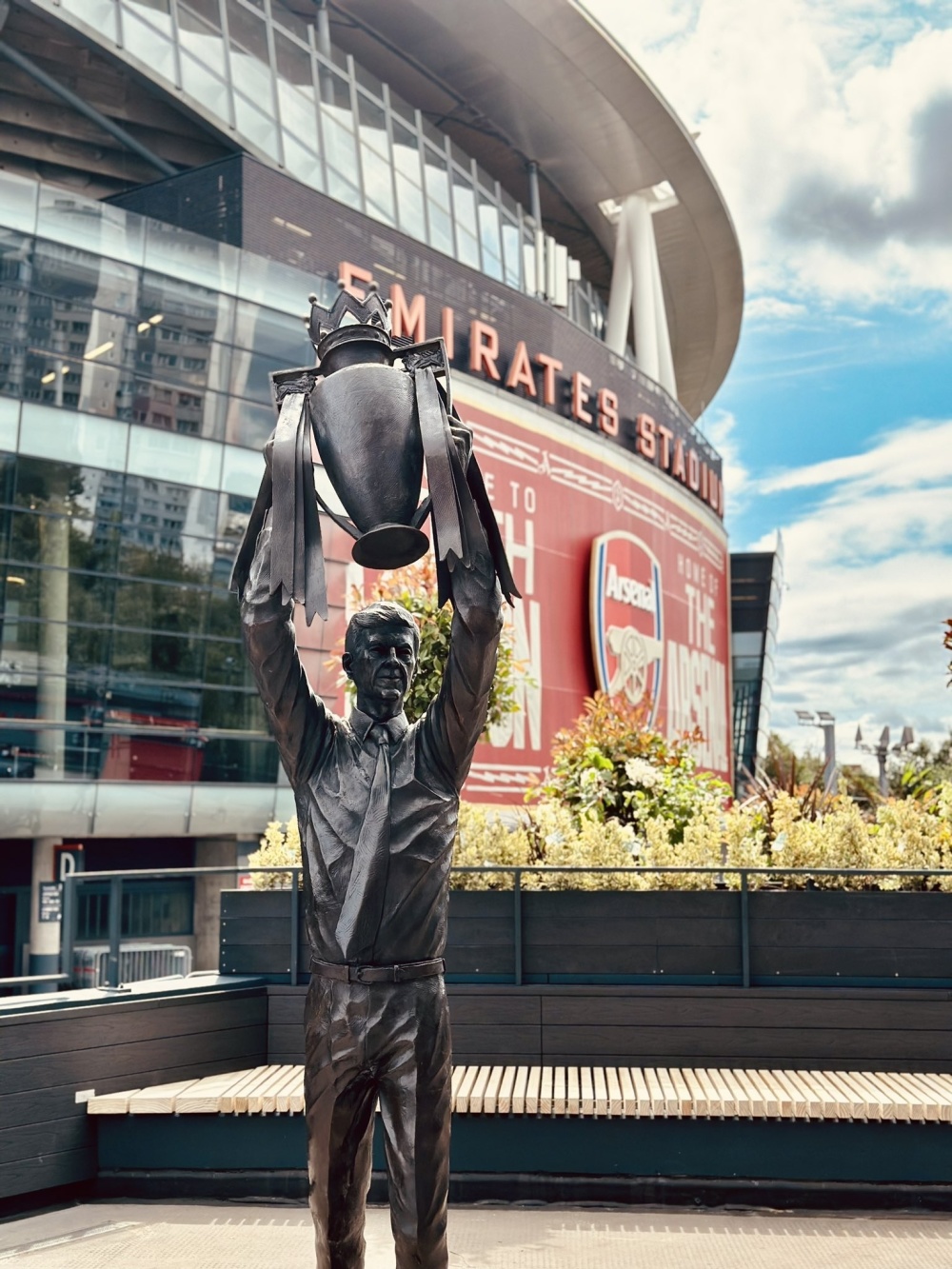 雕像落成后首次重返酋长球场阿森纳官推晒温格观赛照