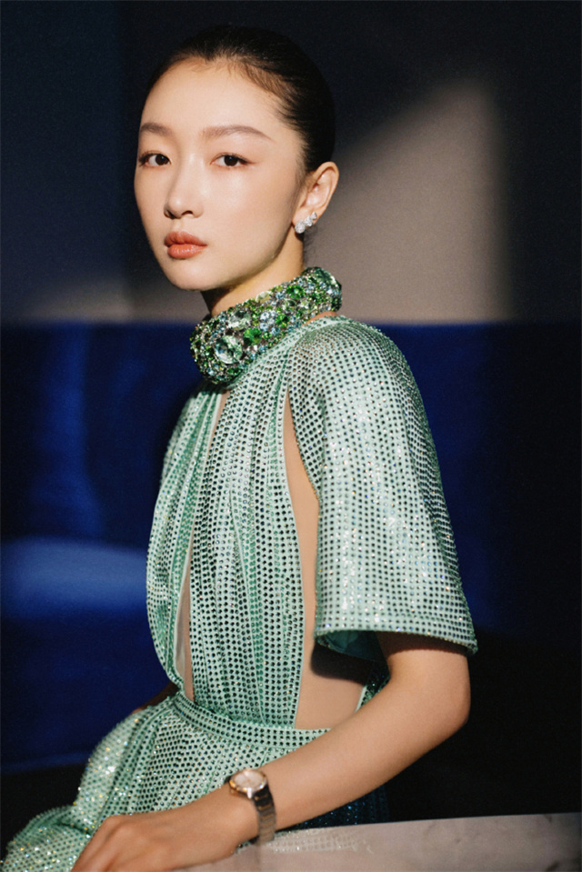 电鳗:周冬雨绿裙造型吸睛,充满生气