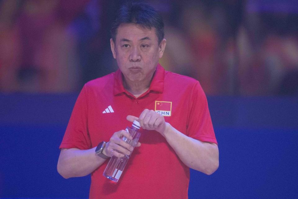 中国女排完败,主帅蔡斌被喊下课,羽毛球奥运冠军蔡赟"躺枪"