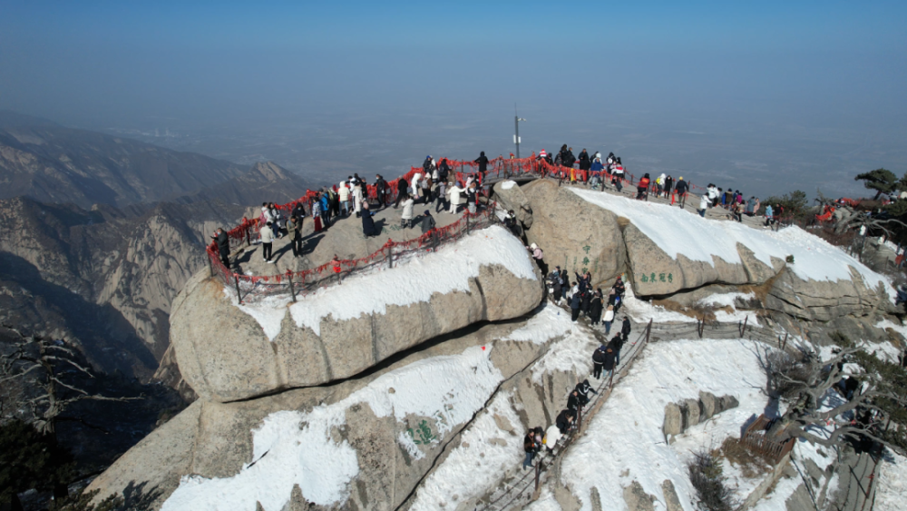 海拔2154米,华山之巅他们不看风景只为给游客指路