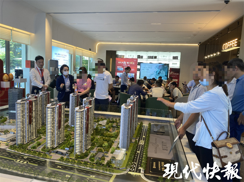南京房产新政后首个周末：看房人涌向售楼处，“销售忙得没空喝水”_腾讯新闻