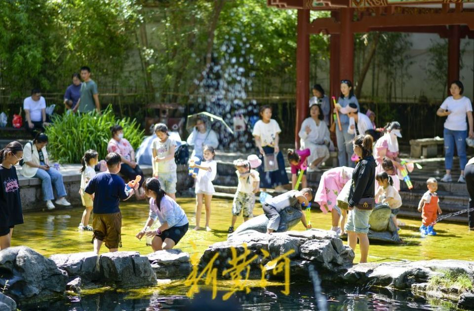 泉城迎来凉爽好天气 游客观泉亲泉感受夏日清风