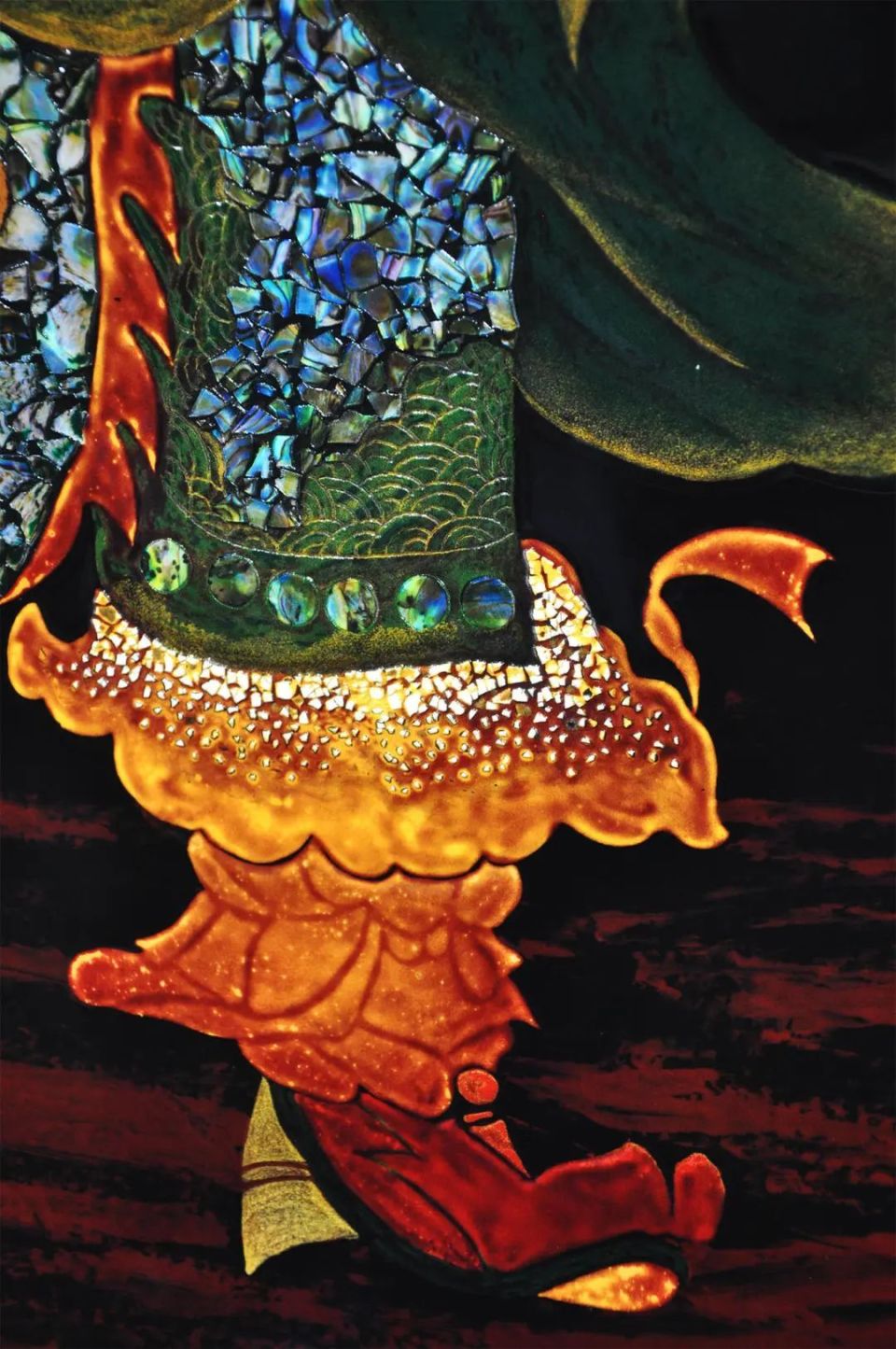 不仅将漆工艺的精妙艺术性发展到极致,更奠定漆画美学的新高度,即便已