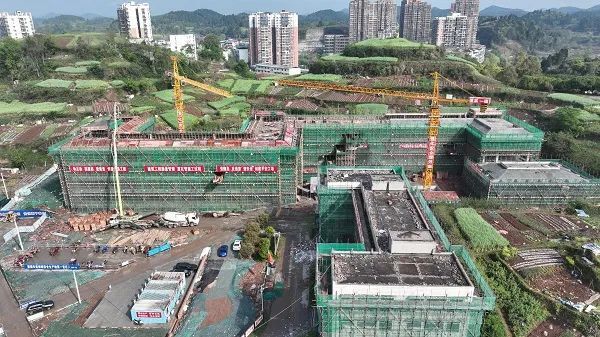 随后,记者又来到了蓬溪县城区学前教育建设项目仁和小学施工现场看到