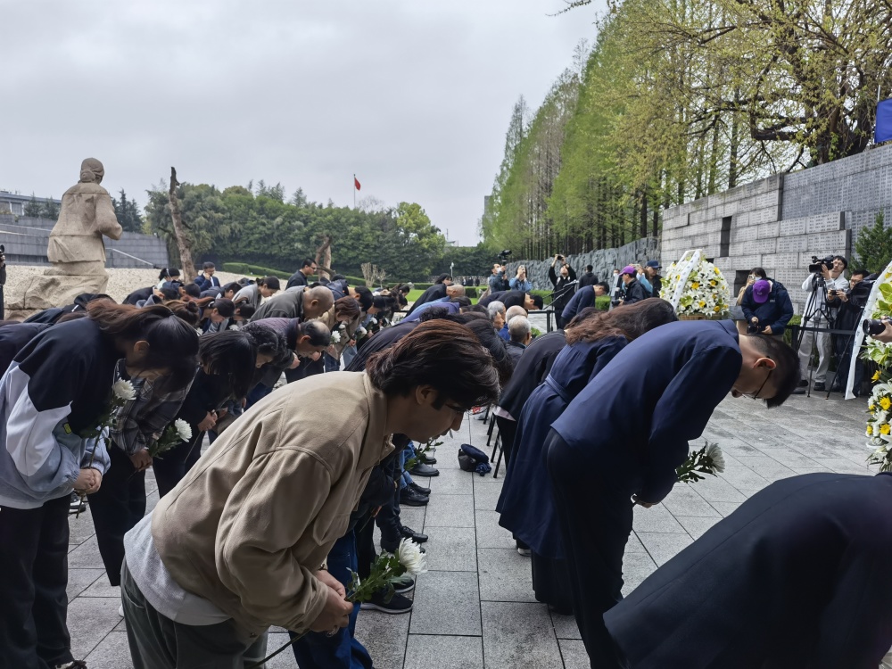 新华社记者邱冰清 摄已多次参加清明祭的日本铭心会会长松冈环在仪式
