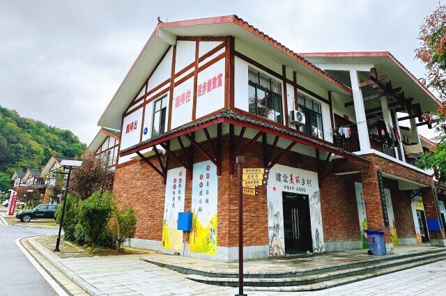 乡村行看振兴丨新邵县严塘镇白水洞村将搬迁安置点打造成研学小镇土